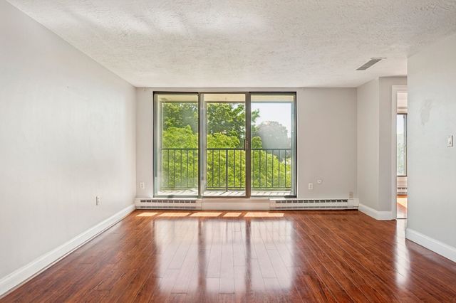 55 River Rd Apt 6A, Manchester, NH 03104