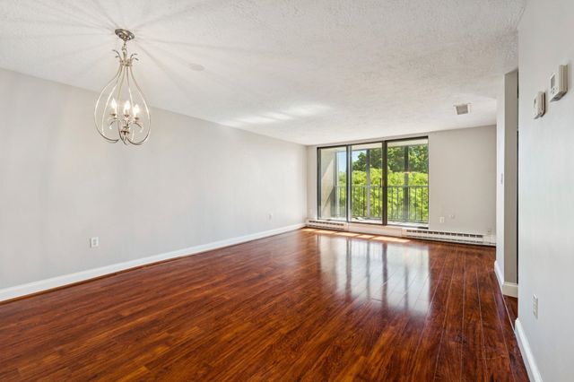 55 River Rd Apt 6A, Manchester, NH 03104