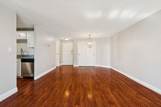 55 River Rd Apt 6A, Manchester, NH 03104