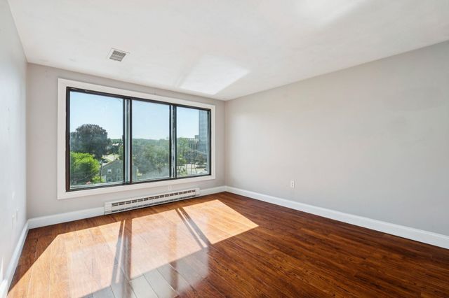 55 River Rd Apt 6A, Manchester, NH 03104