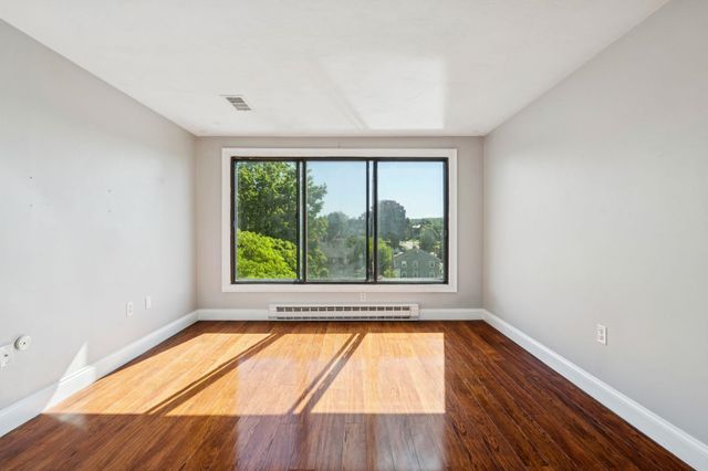 55 River Rd Apt 6A, Manchester, NH 03104
