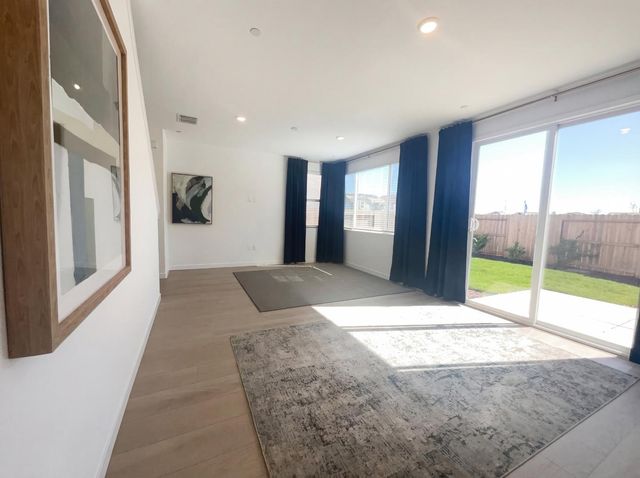 8475 Anker Way, Elk Grove, CA 95757