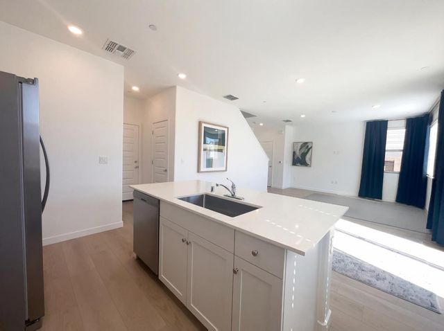 8475 Anker Way, Elk Grove, CA 95757