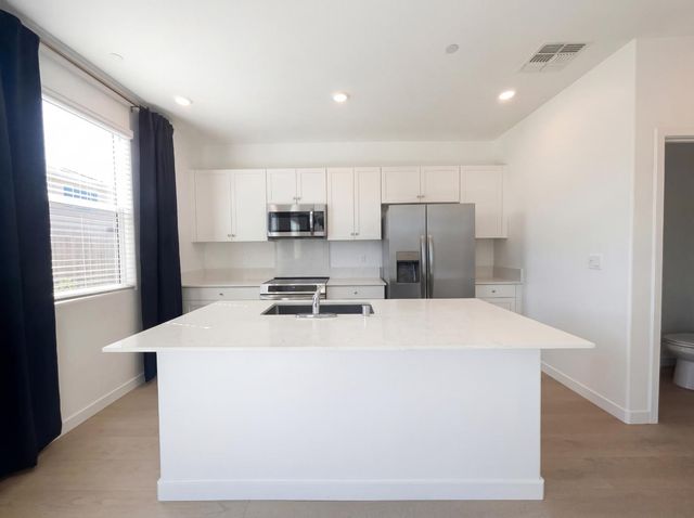 8475 Anker Way, Elk Grove, CA 95757