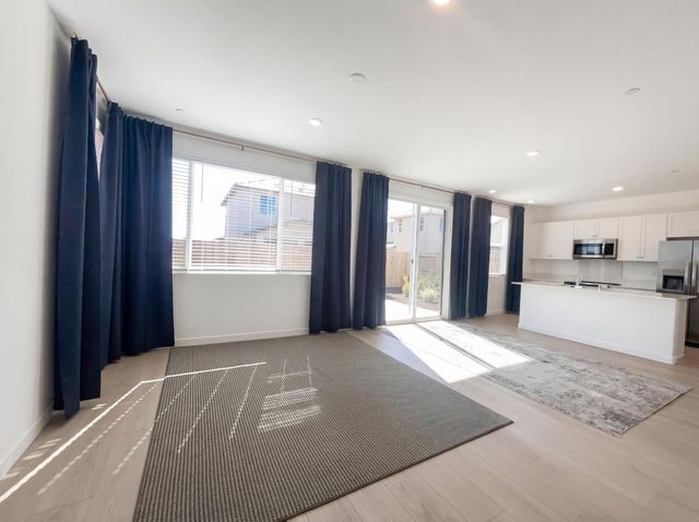 8475 Anker Way, Elk Grove, CA 95757