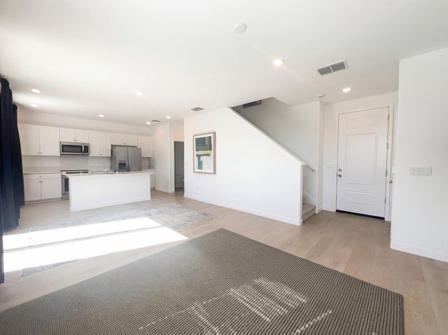 8475 Anker Way, Elk Grove, CA 95757