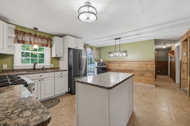 4 Olive Dr, Leominster, MA 01453
