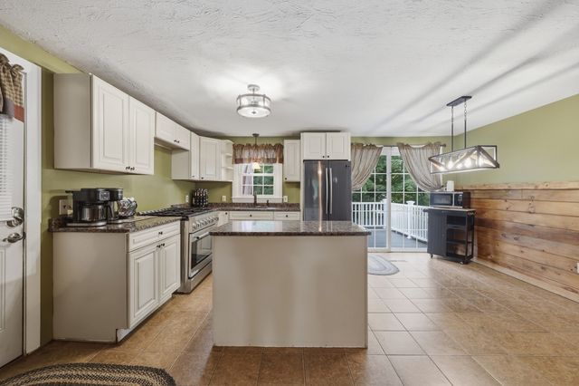 4 Olive Dr, Leominster, MA 01453