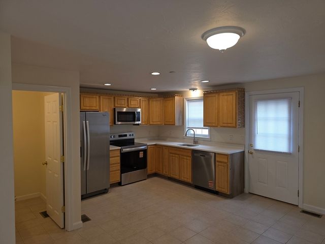 956 Warren Ave 4, Brockton, MA 02301