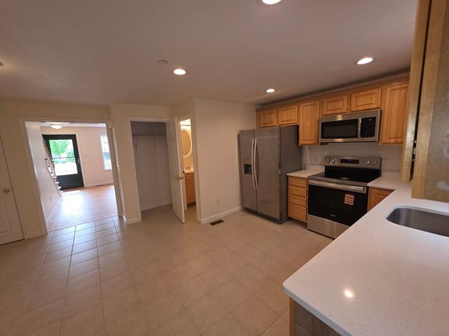 956 Warren Ave 4, Brockton, MA 02301