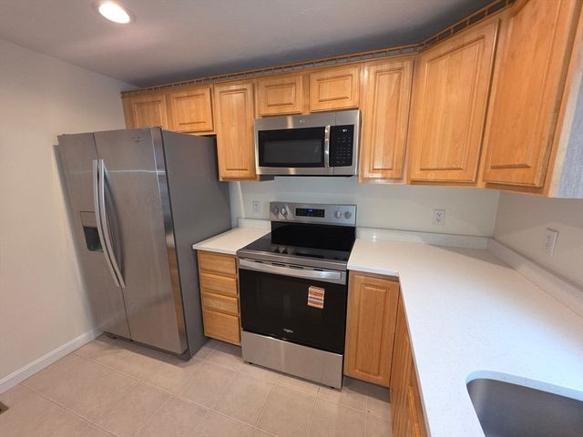 956 Warren Ave 4, Brockton, MA 02301