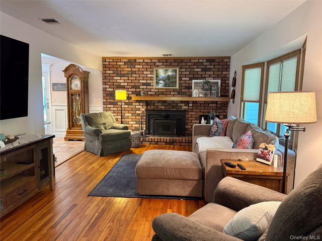 8 Donnatella Lane, Nesconset, NY 11767