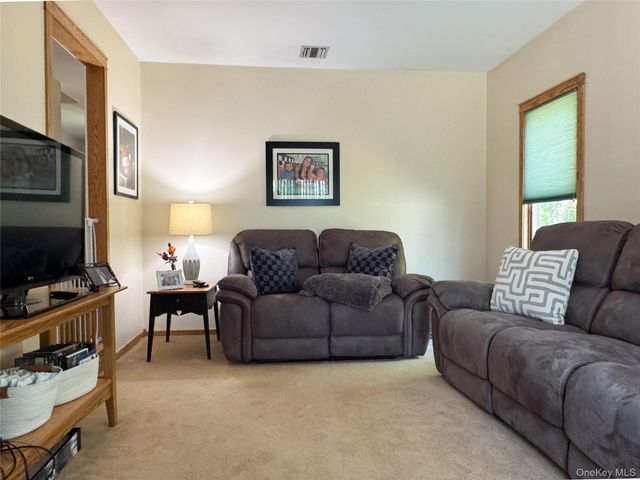 8 Donnatella Lane, Nesconset, NY 11767