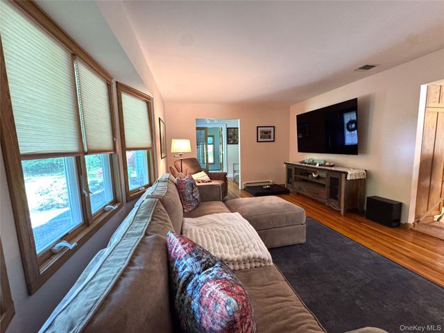 8 Donnatella Lane, Nesconset, NY 11767