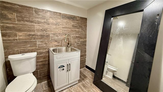 724 Chartiers Avenue, Mckees Rocks, PA 15136