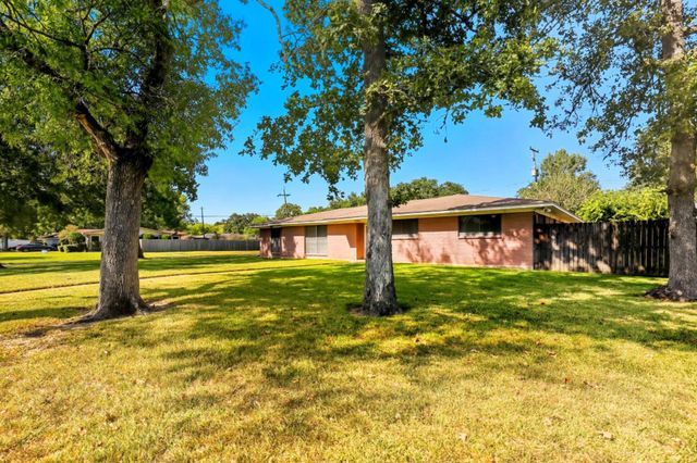 2000 E Fayle Street, Baytown, TX 77520