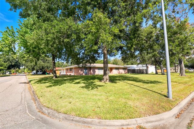 2000 E Fayle Street, Baytown, TX 77520