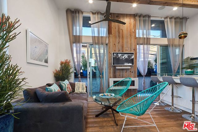 472 Rosecrans Avenue, Manhattan Beach, CA 90266