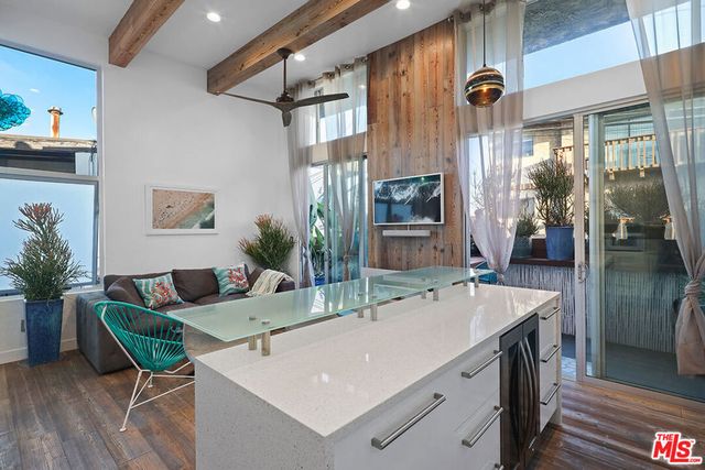 472 Rosecrans Avenue, Manhattan Beach, CA 90266