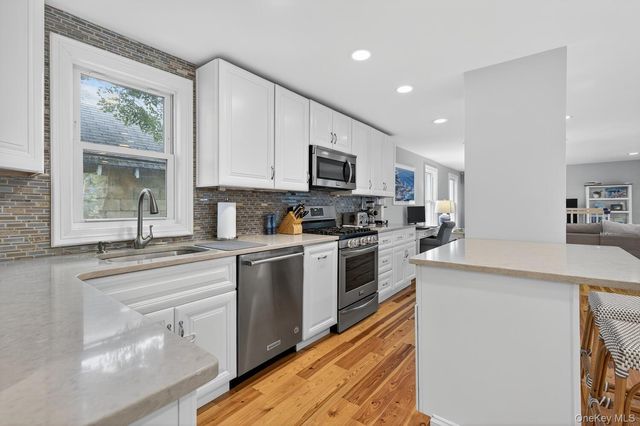 20 Locust Place, Locust Valley, NY 11560