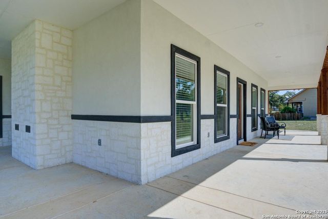 140 county road 6871, Natalia, TX 78059