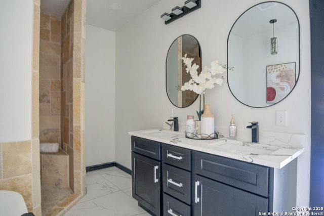 140 county road 6871, Natalia, TX 78059