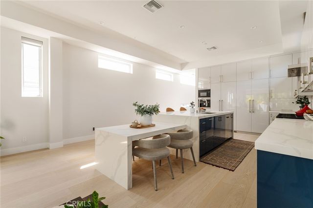 664 Rosecrans Avenue, Manhattan Beach, CA 90266