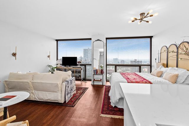 4343 N Clarendon Avenue 2801, Chicago, IL 60613