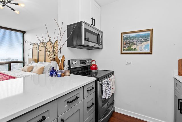4343 N Clarendon Avenue 2801, Chicago, IL 60613