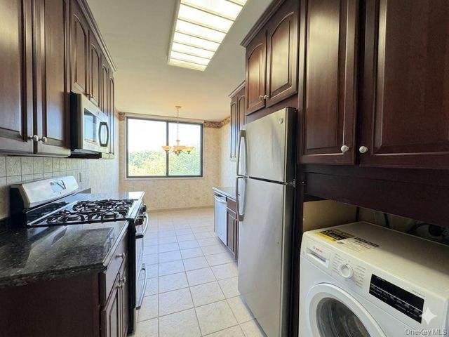 269-10 Grand Central Parkway 4O, Floral Park, NY 11005