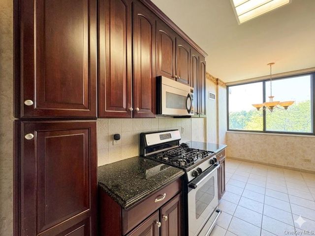 269-10 Grand Central Parkway 4O, Floral Park, NY 11005