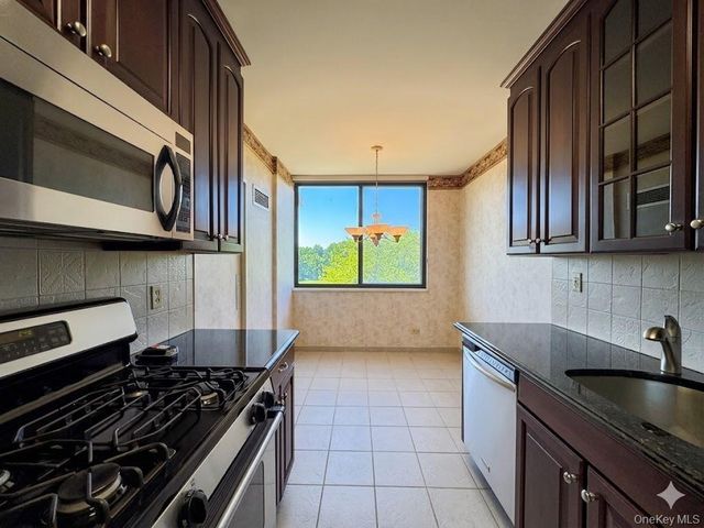 269-10 Grand Central Parkway 4O, Floral Park, NY 11005