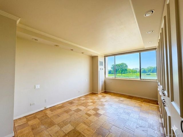269-10 Grand Central Parkway 4O, Floral Park, NY 11005