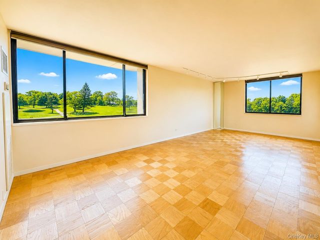269-10 Grand Central Parkway 4O, Floral Park, NY 11005