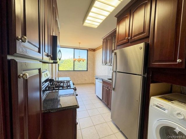 269-10 Grand Central Parkway 4O, Floral Park, NY 11005