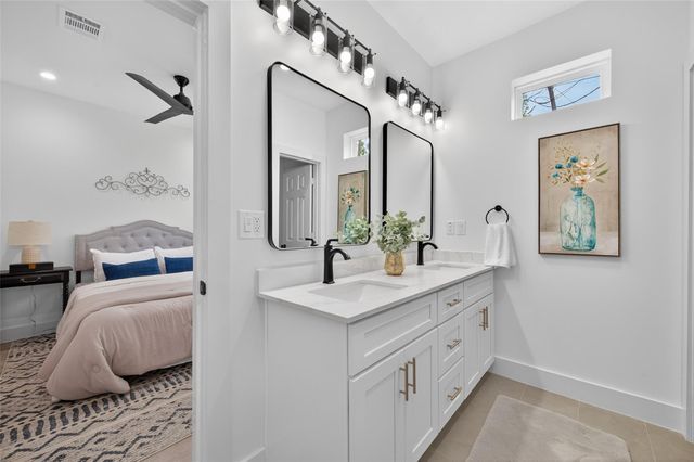 5027 Willow Glen Drive A-B, Houston, TX 77033