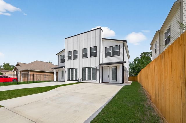 5027 Willow Glen Drive A-B, Houston, TX 77033