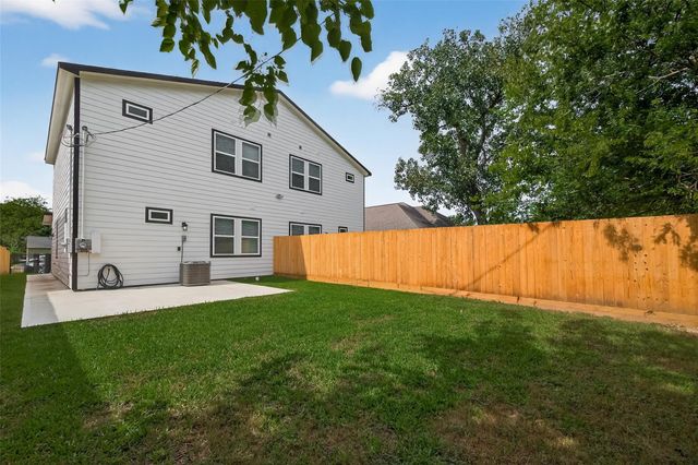 5027 Willow Glen Drive A-B, Houston, TX 77033