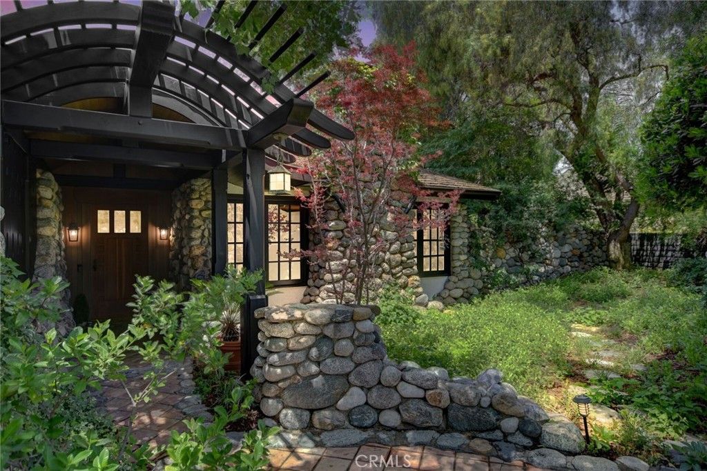 Image 1 of property listing at 2293 Bonnie Brae, Claremont, CA 91711