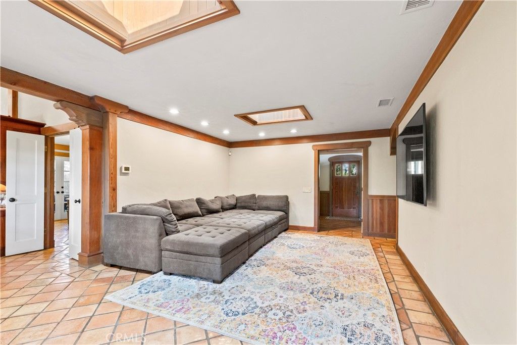 Image 10 of property listing at 2293 Bonnie Brae, Claremont, CA 91711