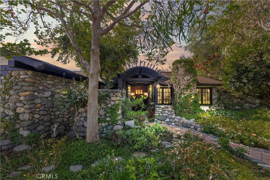 Image 2 of property listing at 2293 Bonnie Brae, Claremont, CA 91711