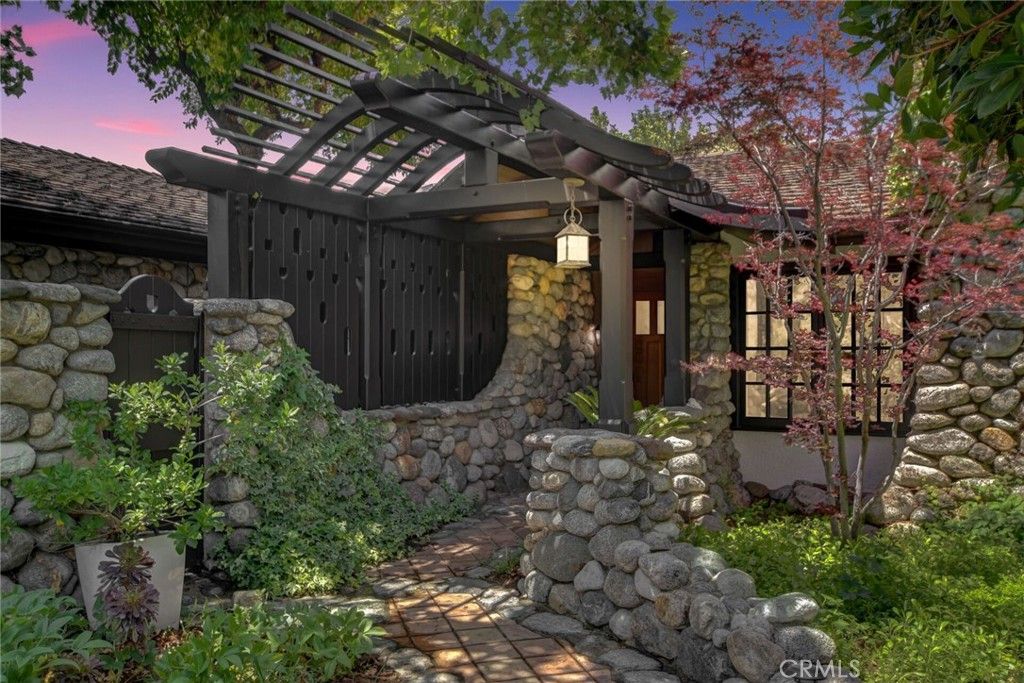 Image 3 of property listing at 2293 Bonnie Brae, Claremont, CA 91711