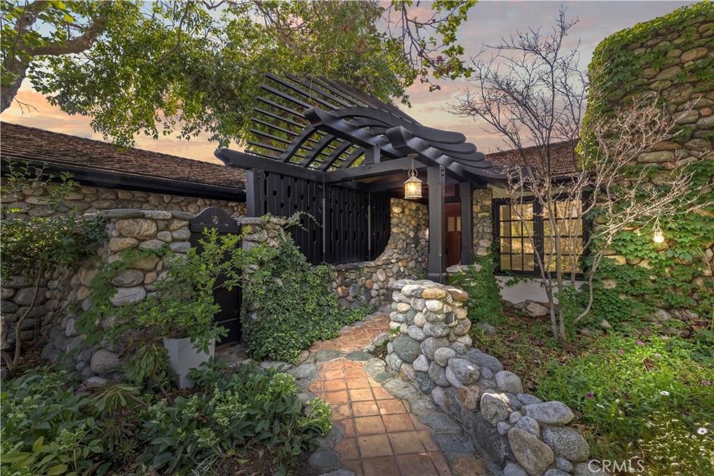 Image 4 of property listing at 2293 Bonnie Brae, Claremont, CA 91711