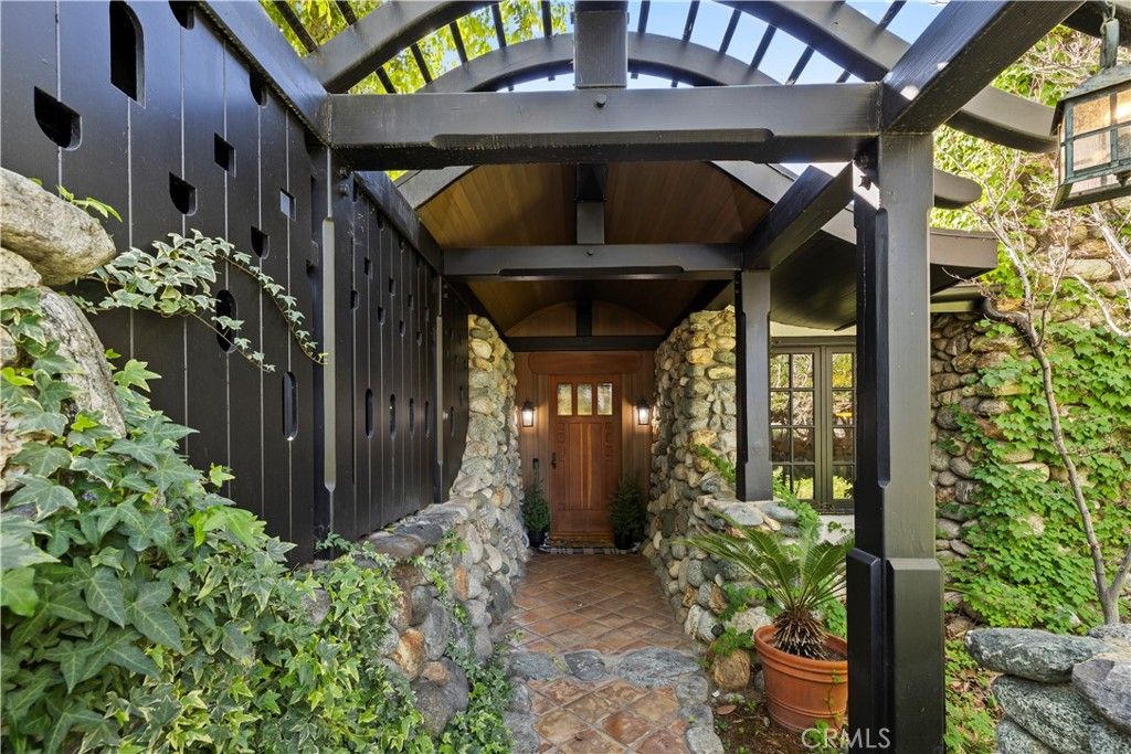 Image 5 of property listing at 2293 Bonnie Brae, Claremont, CA 91711