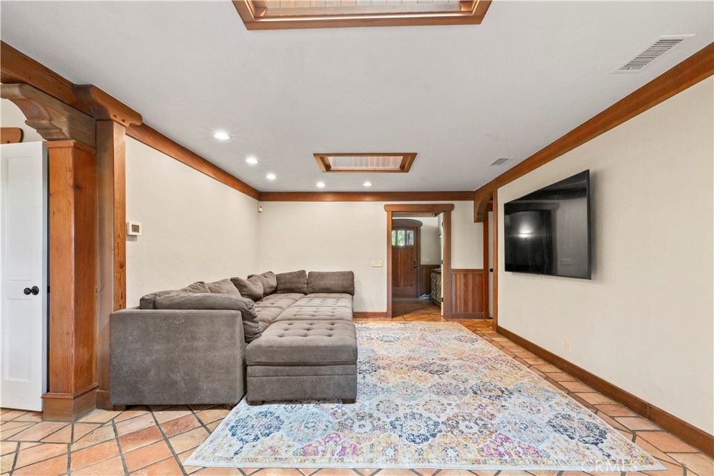 Image 9 of property listing at 2293 Bonnie Brae, Claremont, CA 91711