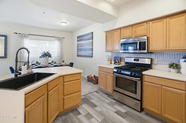 7401 W ARROWHEAD CLUBHOUSE Drive 2040, Glendale, AZ 85308