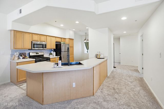 7401 W ARROWHEAD CLUBHOUSE Drive 2040, Glendale, AZ 85308