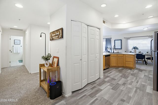 7401 W ARROWHEAD CLUBHOUSE Drive 2040, Glendale, AZ 85308