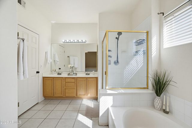 7401 W ARROWHEAD CLUBHOUSE Drive 2040, Glendale, AZ 85308