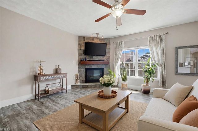 944 Hodges PL, Virginia Beach, VA 23464